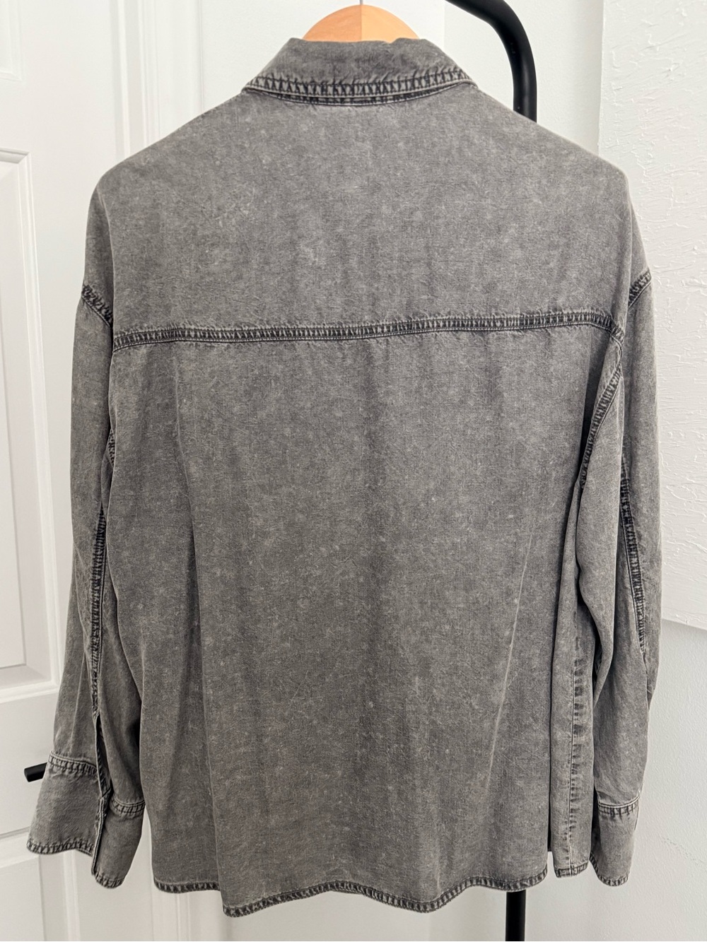 H&M Women’s Oversized Mineral Wash Gray Button-Front Top. Light-weight - Picture 3 of 6